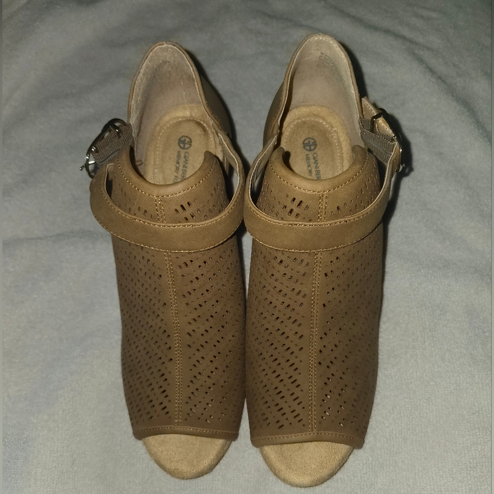 Giani Bernini Jaycee Memory Foam Preforated Shooties Size 9